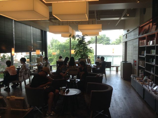 落ち着いた空間_スターバックスコーヒー代官山 蔦屋書店