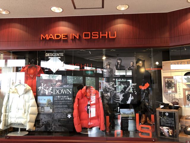 レストラン入口のオリンピックの公式ユニフォームも手掛ける地元のメーカーの展示ブース_前沢サービスエリア下り線前沢レストラン
