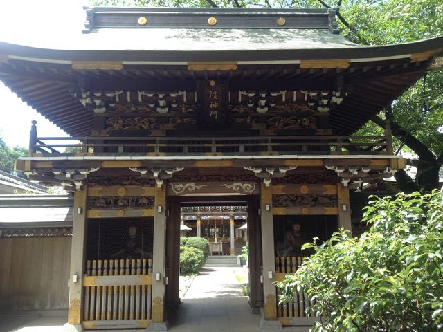 参道を直角に曲がると立派な門が_武蔵野稲荷神社