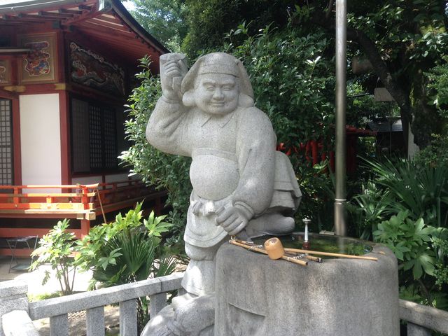 お手水を見守る恵比寿様_武蔵野稲荷神社