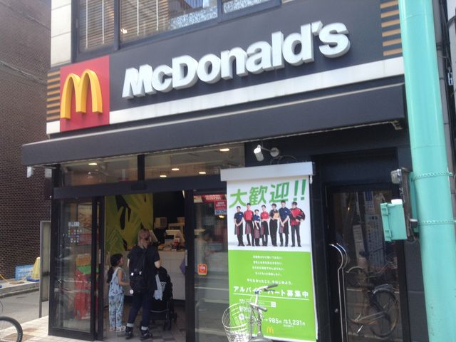 人が吸い込まれていきます_マクドナルド野方店