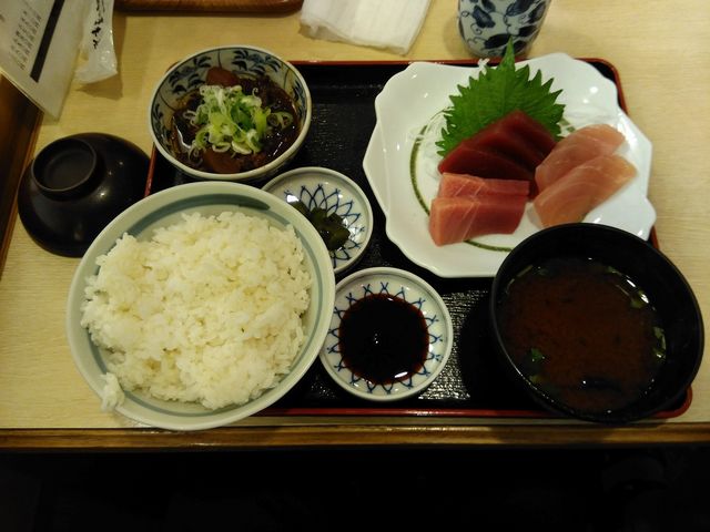 鮪小屋本店 エスカ店