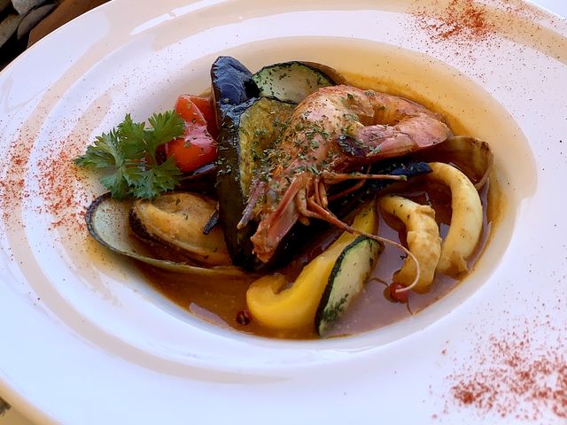 Dランチのシーフードと夏野菜のスープカレー、辛さもほどほどで魚介の旨味もしっかりあっておいしい。_レストラン カリブ