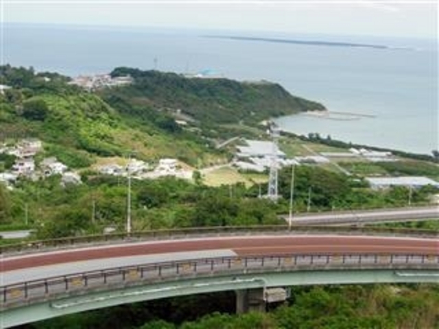 「知念岬」と海の向こうに「久高島」も見える。_ニライカナイ橋