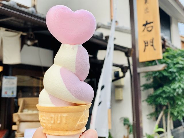 【菓匠右門 時の鐘店】バニラ×紫いものソフトクリーム_菓匠右門 時の鐘店
