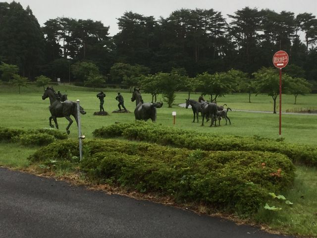 道の駅舎前の芝生に_道の駅 みさわ 斗南藩記念観光村「くれ馬ぱ〜く」