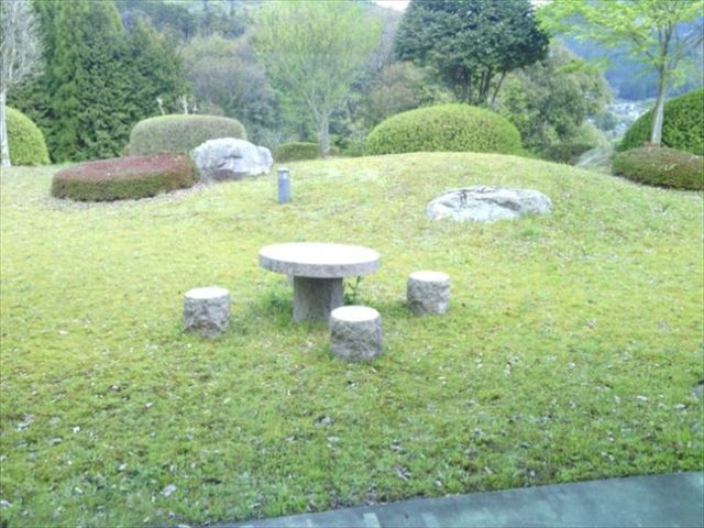 レストランの外の庭_八女市星野総合保健福祉センターそよかぜ