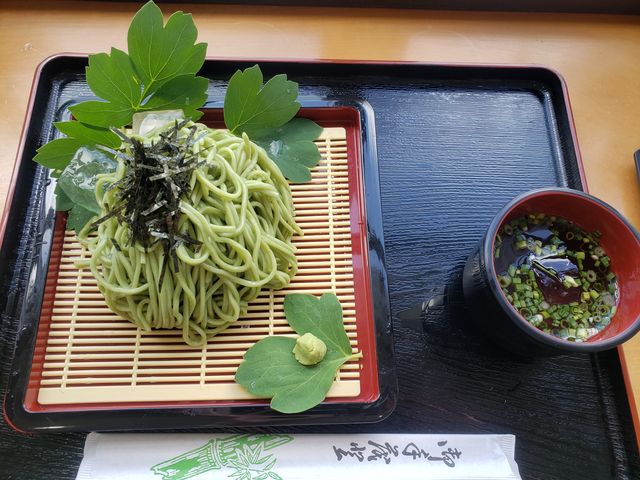 長命草のざる蕎麦です。癖もなく美味しく食べられます。_旅果報