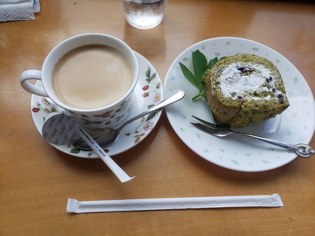 コーヒーと長命草のロールケーキセット。600円でした。美味しいケーキもコーヒーも美味しかったです。_旅果報