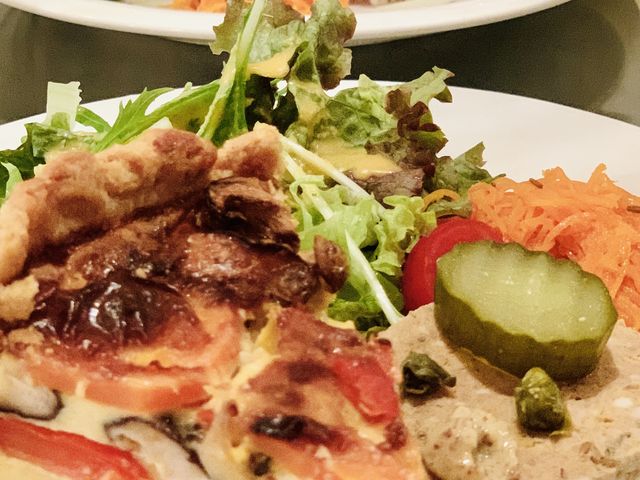 【くまもり食堂】キッシュのランチプレート_くまもり食堂