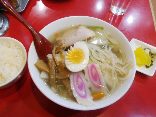 頼んだのはこの日のサービスセットの五目そば。_萃寿