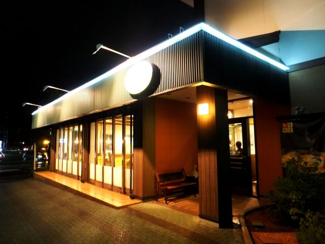 夜間の店舗外観_8番らーめん野々市粟田店