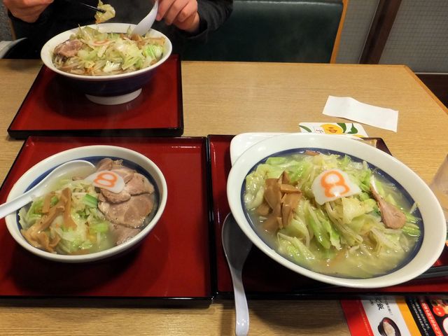 丼サイズの違い(左:麺半分、右:麺大盛り)_8番らーめん野々市粟田店