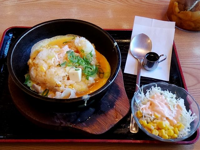 アツアツ炒飯ランチセットの熱々炒飯とサラダ_熱烈タンタン麺一番亭 雲出リバーサイド店
