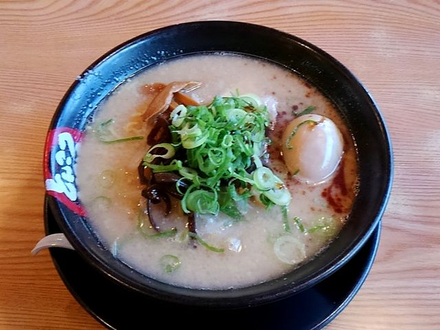 ランチセットの「とんこつラーメン(味玉入り)」_熱烈タンタン麺一番亭 雲出リバーサイド店