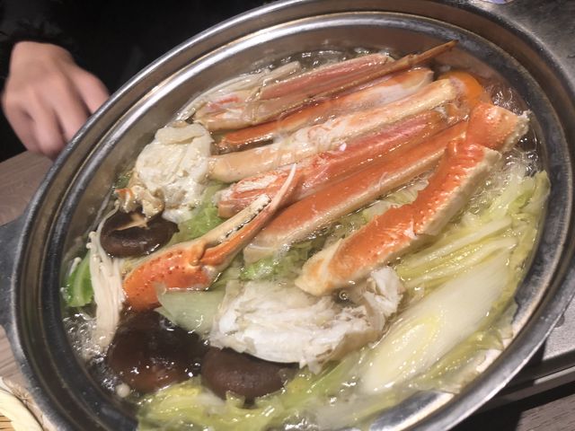 2人前の鍋の材料「全部」入れてこの量。鍋自体は小さめです。_かに料理 然 新宿本店