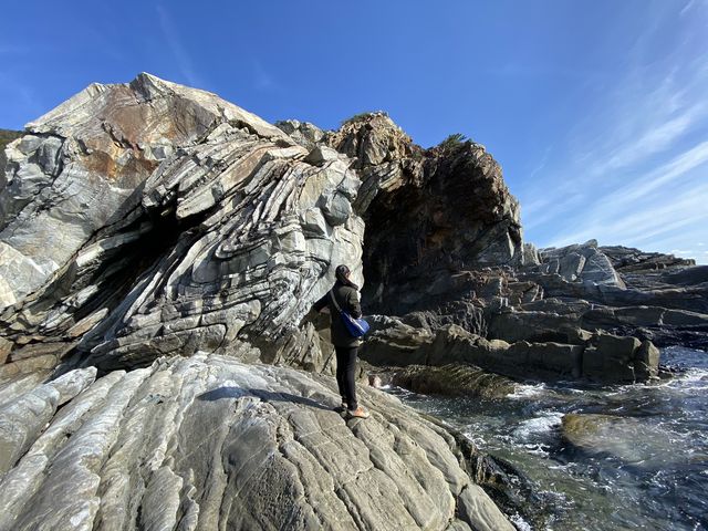 フェニックス褶曲 地球のパワーを感じます。口和深_日置川温泉渚の湯