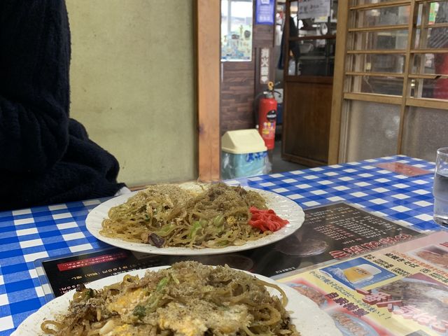 店内お座敷席での五目やきそば。
(木)の午後1時半前、並ばずに入れました。まだ少し残席ありました。_お好み食堂 伊東
