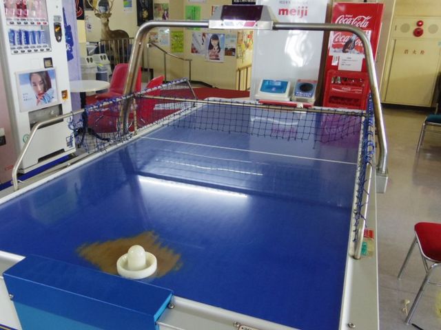古いお風呂屋さんによくあるホッケーのゲーム機。_高砂温泉