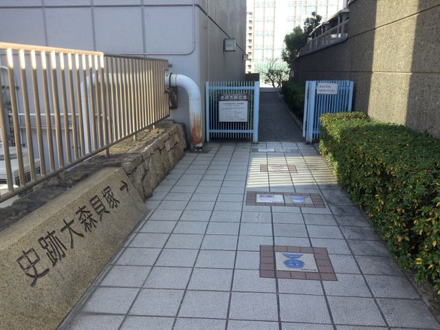 この奥の階段を降りて線路脇へ
でも開いてる時間制限もあります_大森貝塚