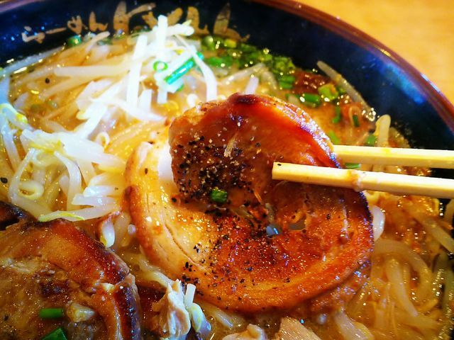 チャーシュー持ち上げ(リフト)_らーめんほくしん 草加店