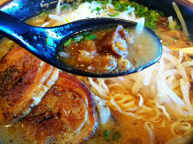 ほぐれたチャーシューをスープと一緒にいただく。_らーめんほくしん 草加店
