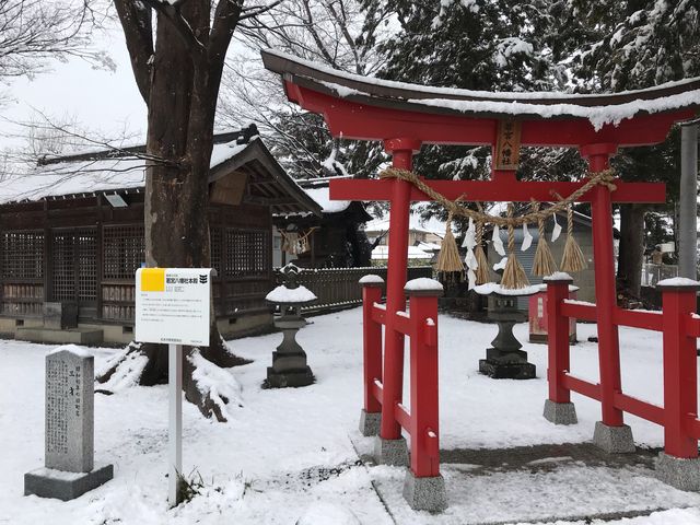 ほぼ全体です。目の前は、住宅地の交差点です。_若宮八幡社(長野県松本市)