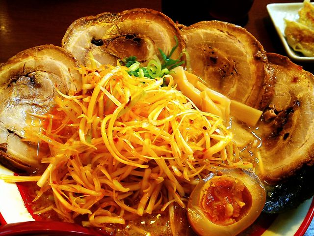 山盛りネギとチャーシューのガテン系ゴッツ盛り味噌ラーメン。_ラーメンのまめぞう 草加店