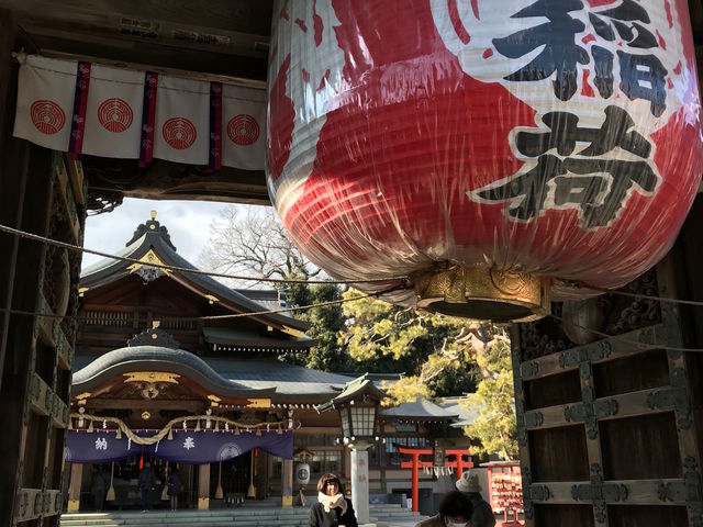 大提灯が掛けられた唐門から見る社殿_竹駒神社
