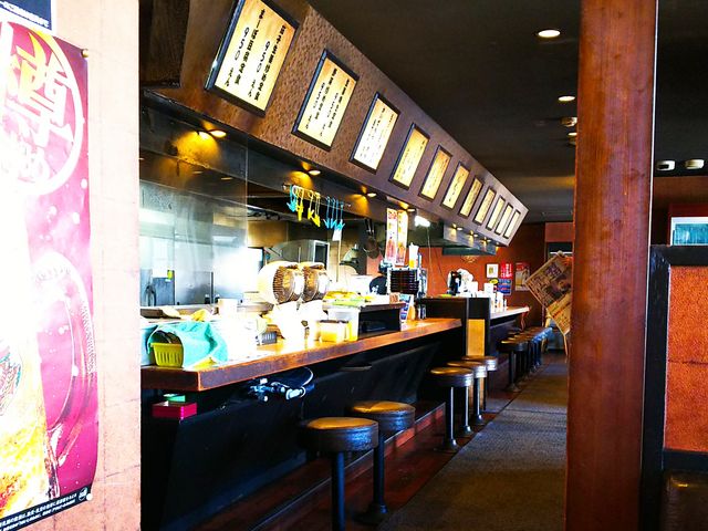 店内は広いです。カウンターとボックスシートがたくさん。_らーめんほくしん 草加店