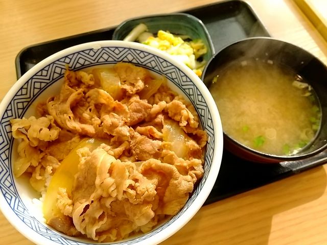 定番の牛丼並と味噌汁_吉野家尾久橋通り皿沼店