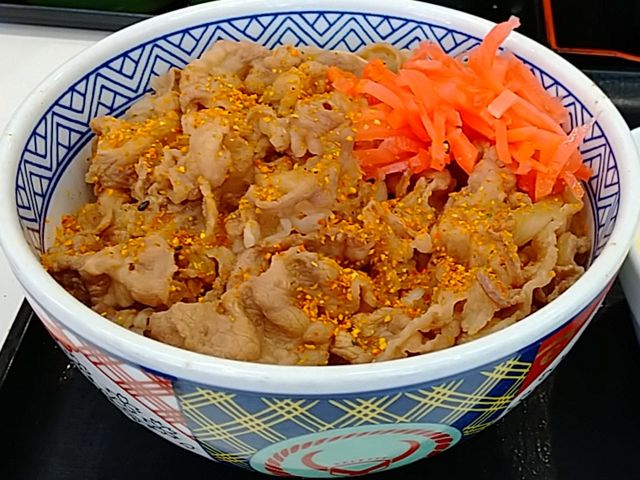 牛丼には紅生姜と七味唐辛子!_吉野家尾久橋通り皿沼店