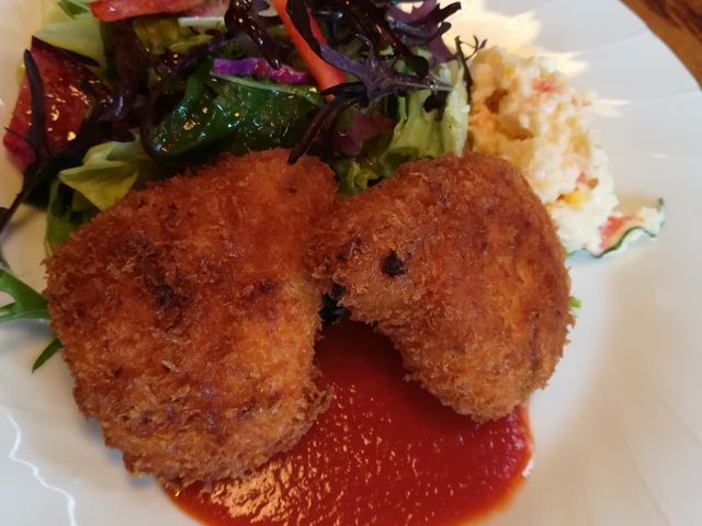 メンチカツはジューシーな肉汁が溢れてとても美味しいです。カニコロもクリーミーでサクッと幸せでした。_ルアーズ