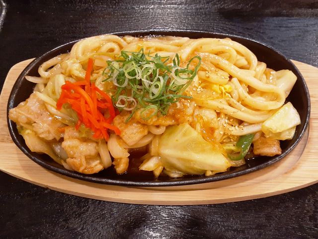 B級グルメ「ホルモン焼きうどん」。_あすかの湯お食事処