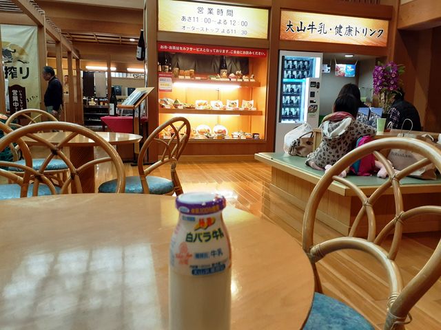鳥取・大山産の「白バラ」ミルクが飲めます。_あすかの湯お食事処