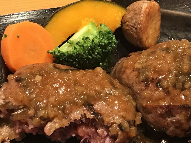 げんこつハンバーグ オニオンソース ブロッコリーカボチャポテトニンジンのグリル付_炭焼きレストランさわやか焼津店