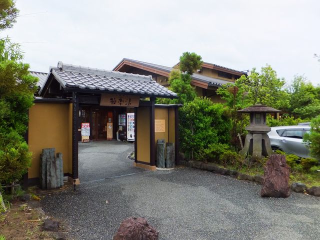 施設のゲート付近_極楽湯 津店