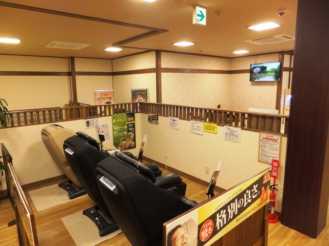 休憩室:マッサージ機専用スペース_極楽湯 津店