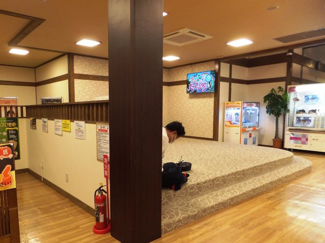 休憩室:とても混んでいます。クッションが置いてあります。_極楽湯 津店