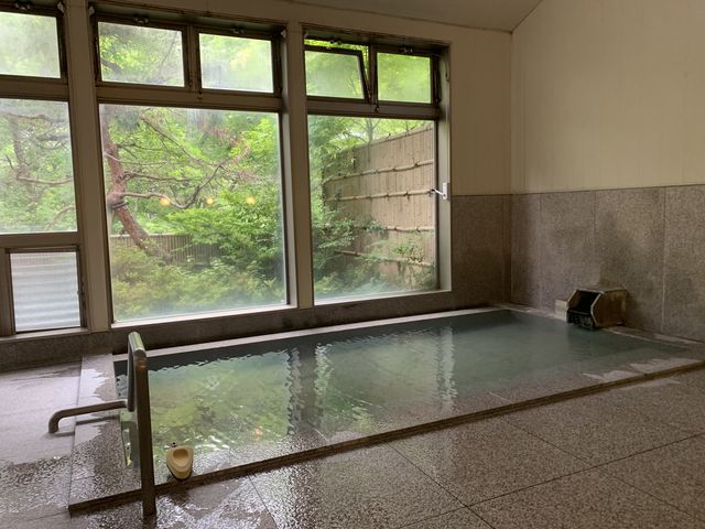 硫黄の香りが漂う、高品質なかけ流し温泉です。_老神温泉ぎょうざの満州東明館