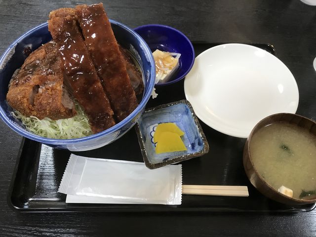 味噌汁、小鉢、香の物が付いてきます。小皿はカツの待避用ですw_むらい