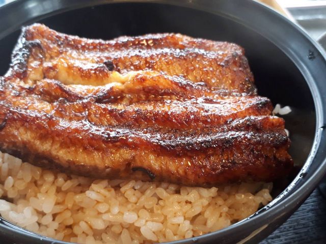 礫島という定食の半身の鰻丼。肝吸い・お漬け物・小鉢がついて3000円でおつりがきます。_浜名湖うなぎ処 勝美 三ケ日インター店