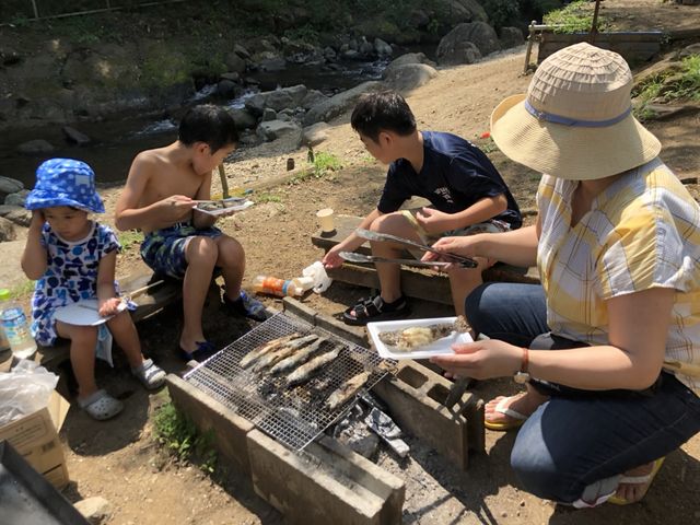 釣った魚はその場で・・・_日向渓谷マス釣場