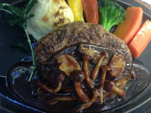 ハンバーグステーキ
森のレストラン風_日比谷松本楼