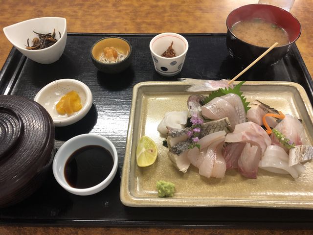 お造り定食、美味しかった。_平松食堂