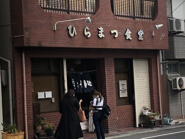 家族的なお店です。4人席が5つくらいだったかな。_平松食堂