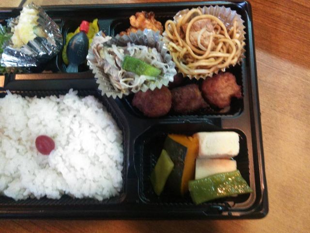 540円 豚肉の団子 鷄唐揚げ 焼きそば サラダ 野菜の和物 高野豆腐煮付_好屋