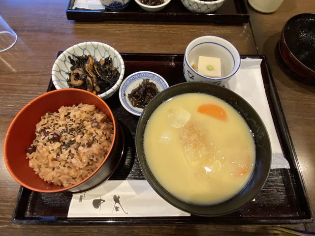 左から、赤飯、白みそ雑煮、ひじきの煮物、山椒の佃煮、ゴマ豆腐。でした_一乗寺中谷