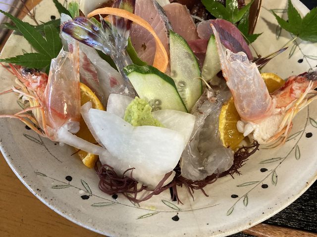 豪華スペシャル海鮮丼と季節限定のしあわせ車海老と海鮮丼_天草海鮮蔵