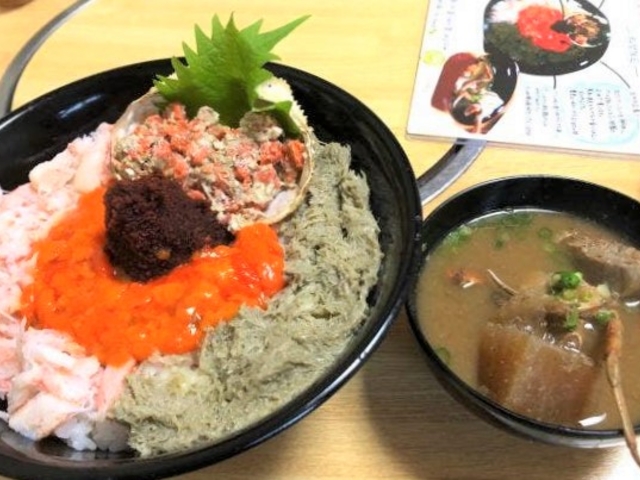 大満足の親ガニ丼
_味暦あんべ
